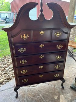French Provincial Dresser In Excellent Condition 