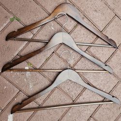 HANGERS WOODEN