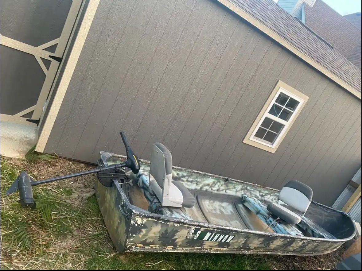14ft Jon boat W/trolling Motor