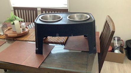 ADJUSTABLE DOG FEEDING STATION