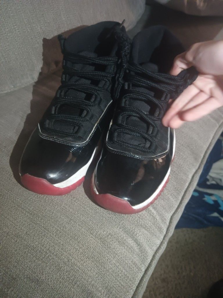 Jordan Bred 11s Size 8
