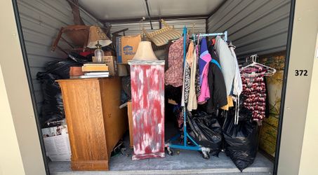 Auction Unit  372 7/6  -  Household Items And Store Items, Boxes & Totes, Furniture, Household Goods