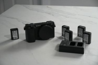 Sony a6400 w/ 5 OEM Batteries + Charger