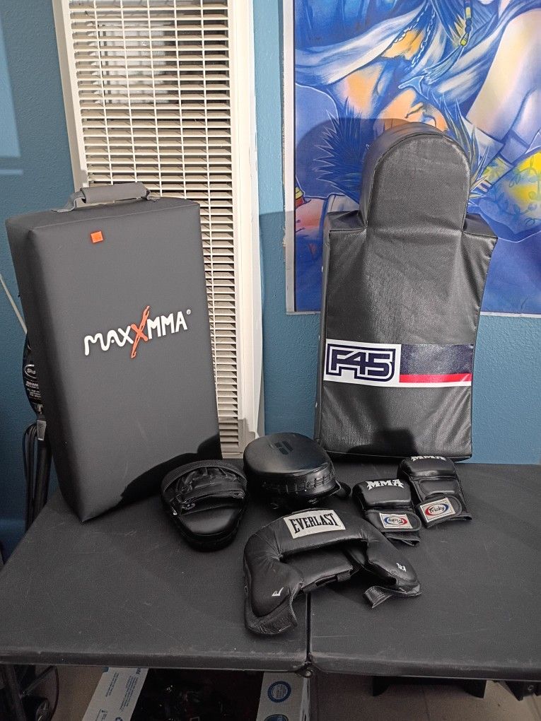 MMA/KICKBOXING GEAR PADS AND GLOVES