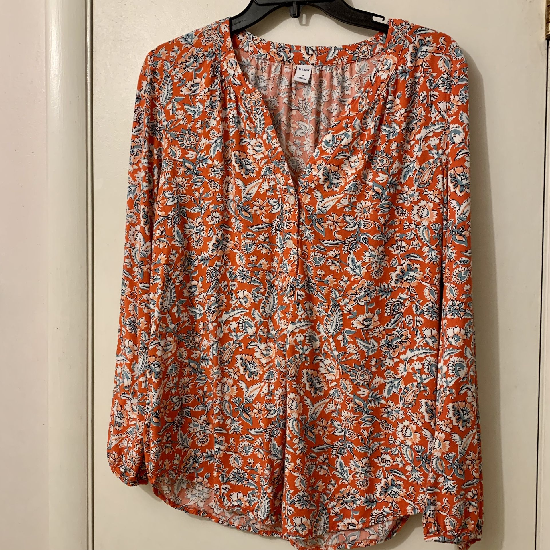 Old Navy size Medium floral top long sleeve blouse Like New