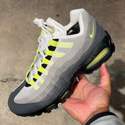 Nike Air Max 95 Neon sizes below ⬇️