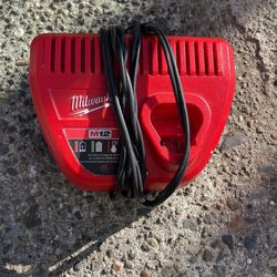 Cargador Milwaukee 12 Volts
