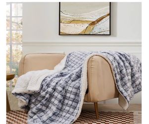 Royal Luxe Micro-Mink/ Sherpa Throw (Pale Blue)