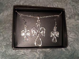 Avon Earrings and Necklace Jewelry Set *Great for Mother's Day!*