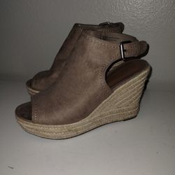 Universal Threads Women's Beige Summer Wedges Size 8 
