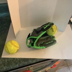 Franklin 12” softball glove like new model 22318-12 Fastpitch Pro series and 2 softballs