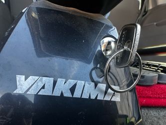 Yakima roof rack BaseLine Towers set