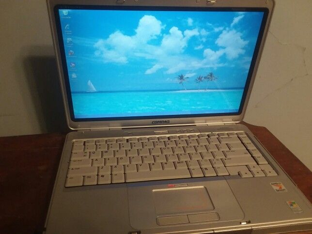 Compaq Presario V2000 Widescreen amd 64 Windows XP Laptop With Charger