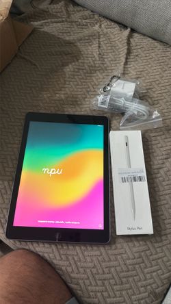 iPad 6th generation 32 gb WiFi only with stylus pen