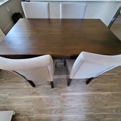Beautiful Table and 4 Chairs 