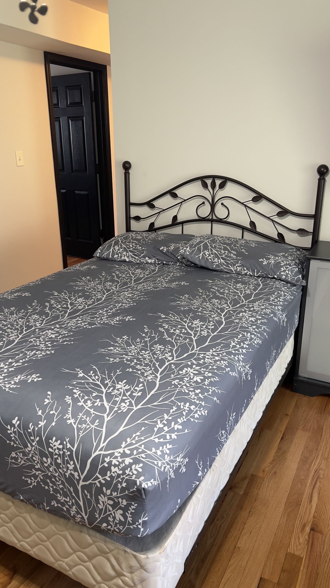 FULL SIZE BED/SHEETS