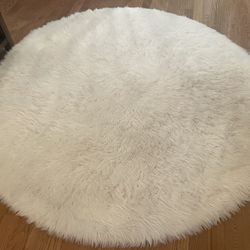 Round White Faux Sheepskin Rug (6.5ft diameter)