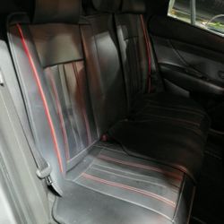 Cubre Asientos Negro Con Detalles En Rojo