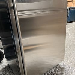 New U-Line - 5.4 Cu. Ft. Built-In Outdoor Mini Fridge - Stainless steel