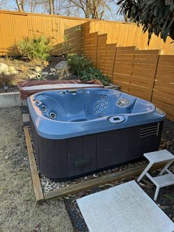 Free Jacuzzi Hot Tub - must pick up