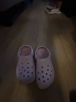 9/10 girls pink crocks