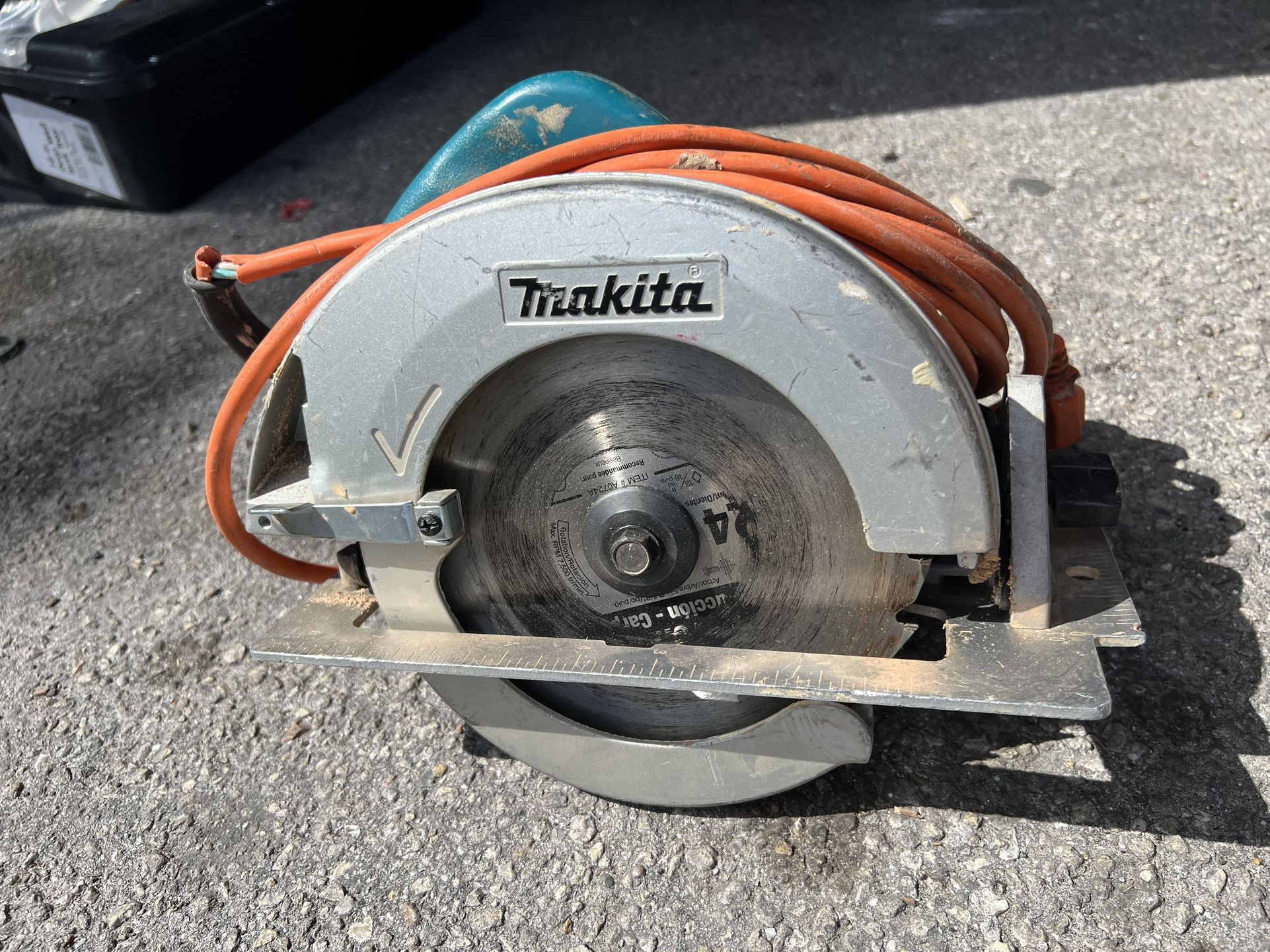 Makita heavy duty circular saw