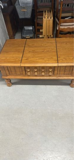 SOLID WOOD COFFEE TABLE WITH TWO TOP STORAGE COMPARTMENTS ABD PUL L OUT STORAGE DRAWER