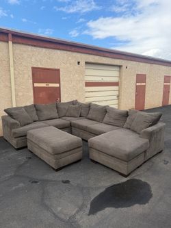 WITH DELIVERY Large Gray Sectional couch with Ottoman