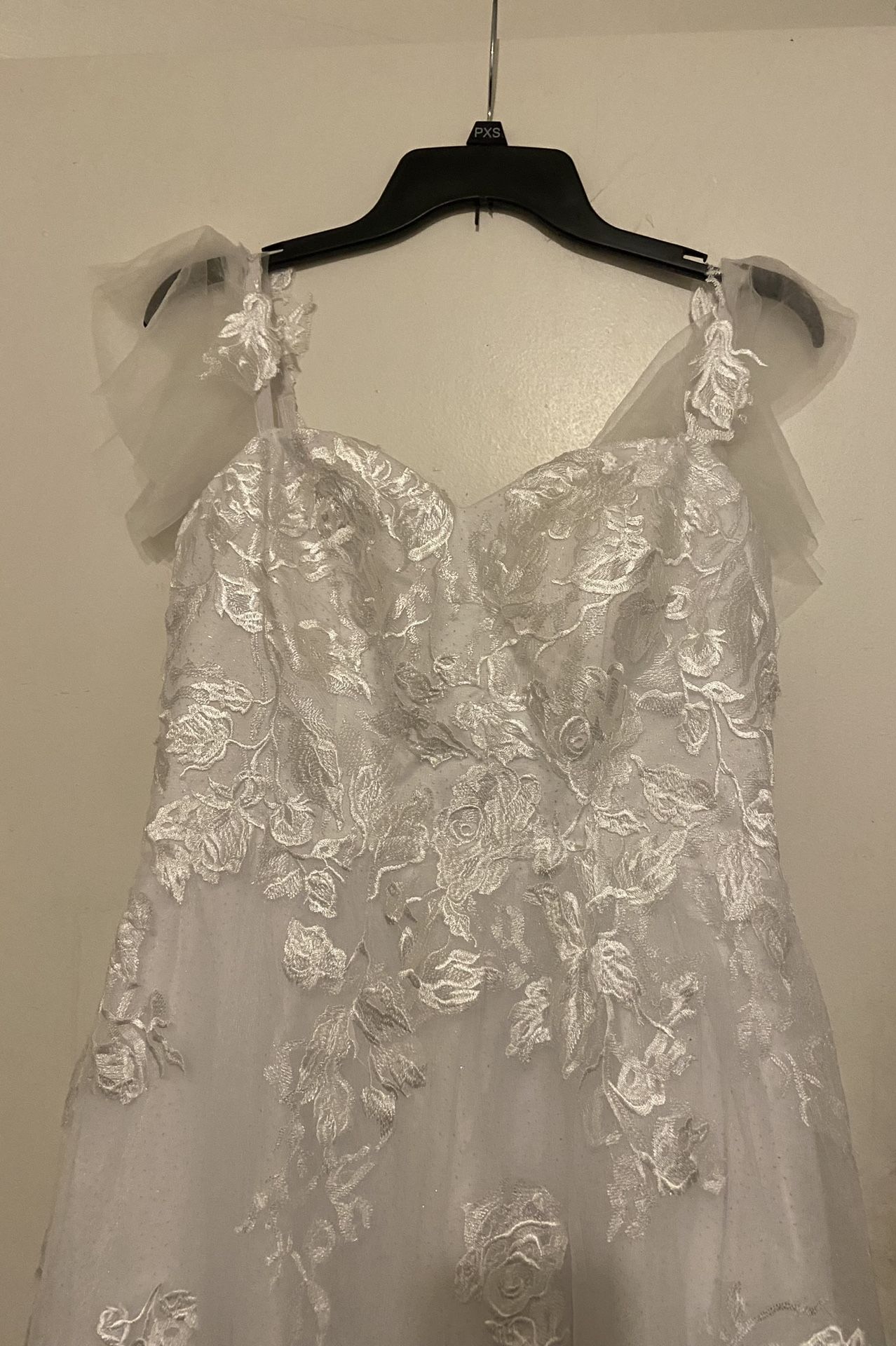 Beautiful Size 6 Wedding Dress