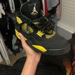 Jordan 4 Yellow thunders Size 10