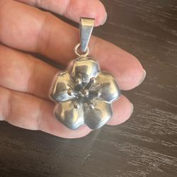 925 Sterling Silver 3D flower 🌺 pendant, marked 925 Mexico