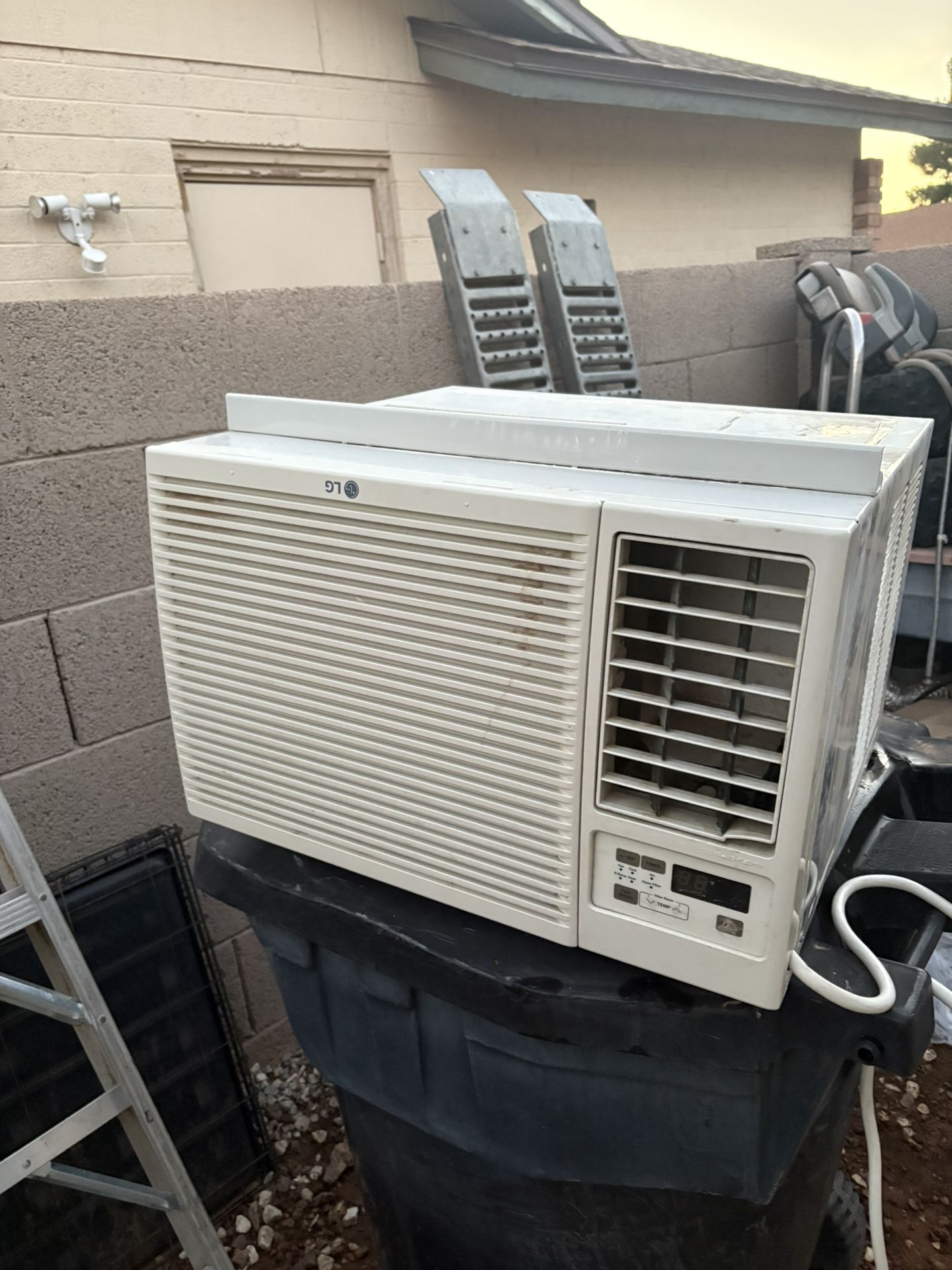 LG 12000 BTU Window Air Condition With Heat And Ac