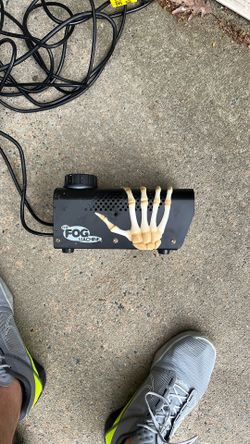Skeleton fog machine