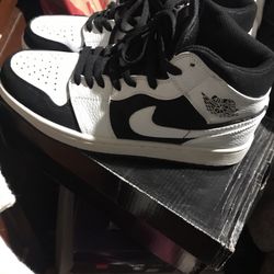 AIR JORDAN 1 MID  8 .5 