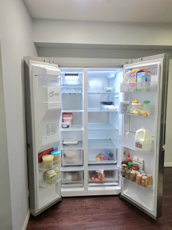 LG
27 cu .ft. Side by Side Refrigerator w/ Door-in-Door, Pocket Handles, and Craft Ice in PrintProof Stainless Steel