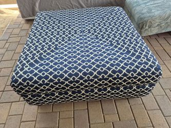 White and blue square ottoman, in very good condition