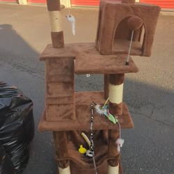 MWPO Cat Trees Good Condition 