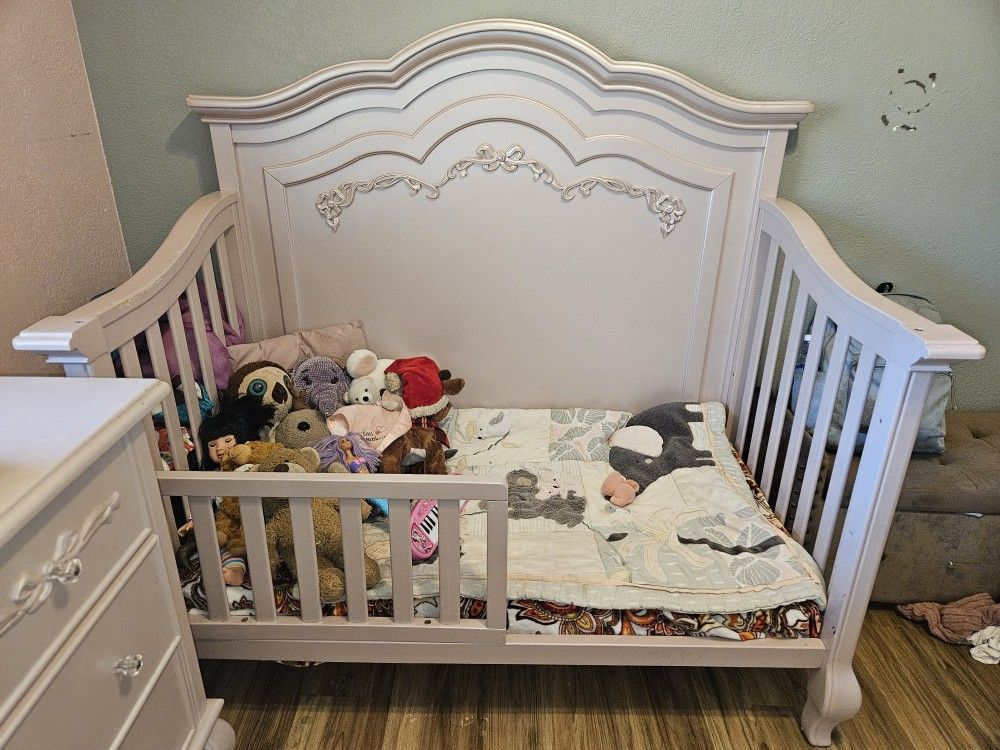 Evelour Aurora Crib Set And Dresser