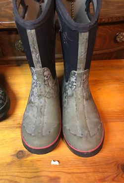 Boys size 4 rain boots- used