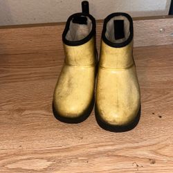 UGG 