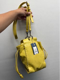 Universal thread crossbody bag