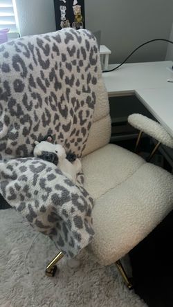 Cream and Gold Bucle like material office chair.