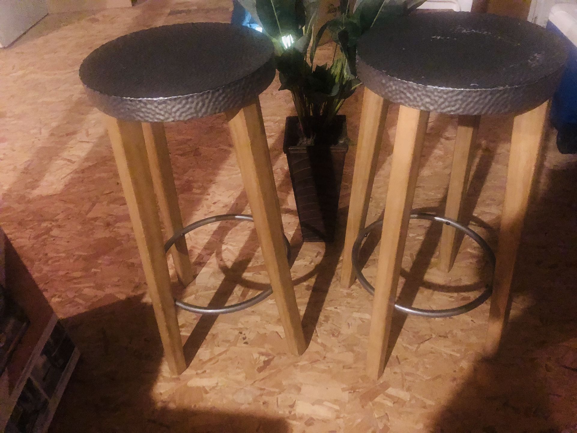 Stools + Fake Plant 