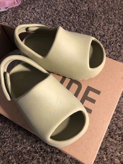 Toddler Yeezy slide size 6k