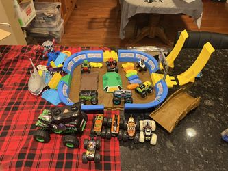 $25 Monster Jam Dirt Arena Playset not complete