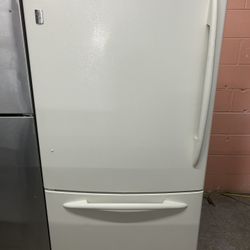 22 Cubic Foot Bottom Freezer Refrigerator With Ice Maker 