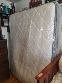 QUEENS MATTRESS & FREE  BOX SPRING-