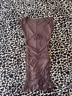 https://offerup.com/redirect/?o=SS5BTQ==.GIA brown ruffle mini dress🤎