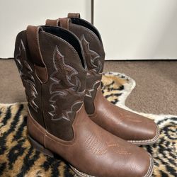  Men’s cowboy boots size 12