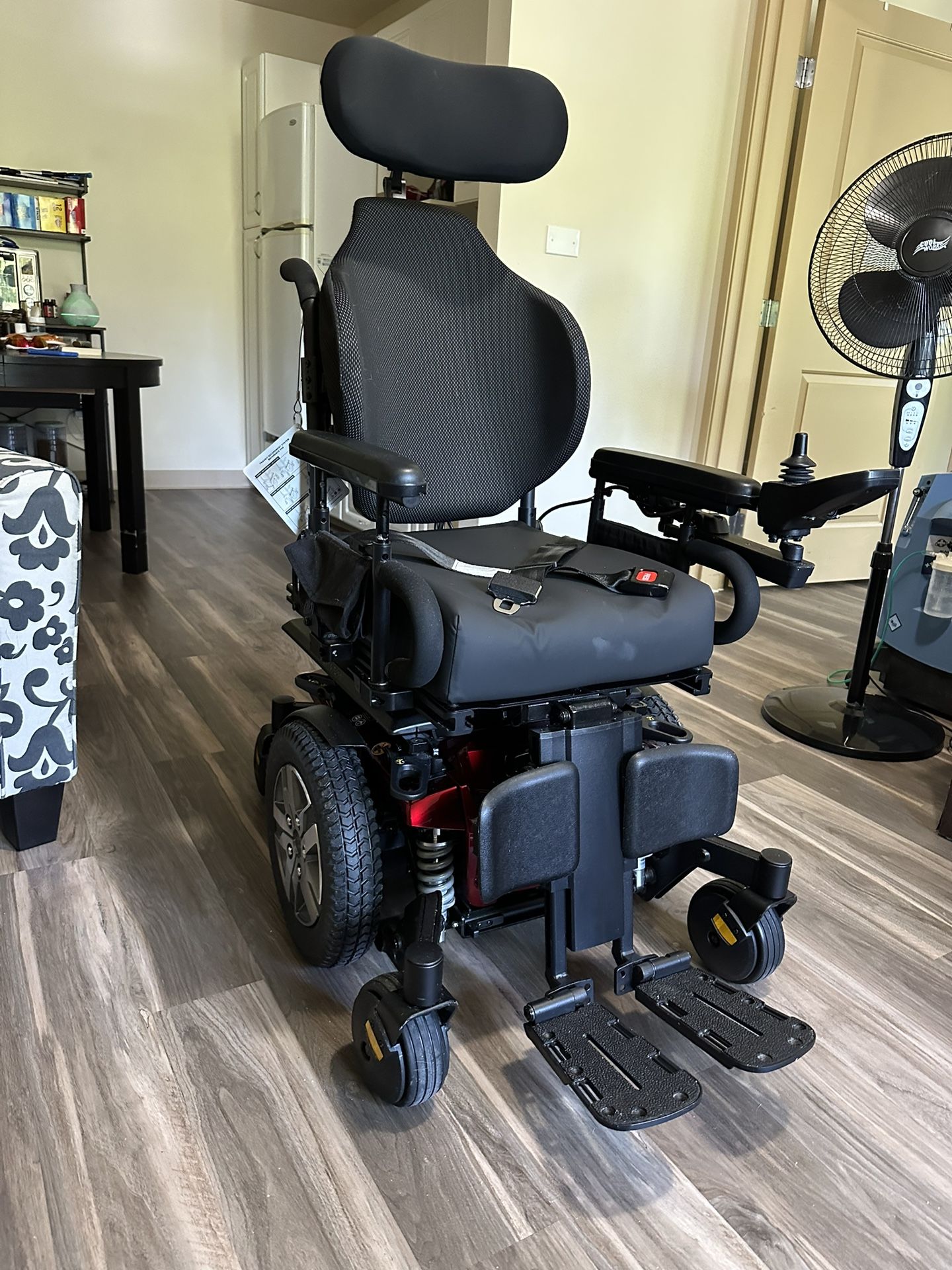 Quantum J4E power wheelchair w/ lift & tilt